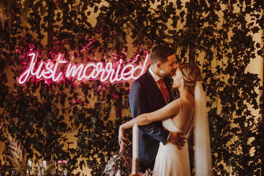 How to Offer the Best Welcome: How to Decorate Welcome Signs at a Wedding with Neons