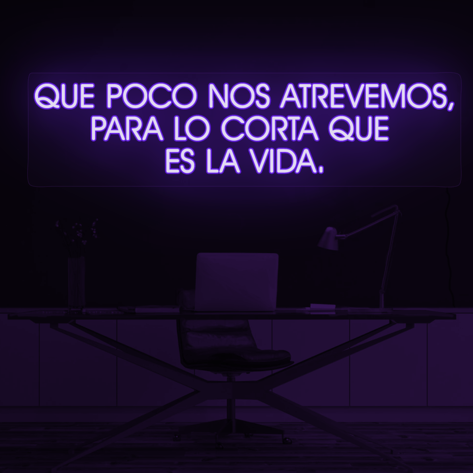 Purple Neon Text ‘Que Poco Nos Atrevemos, Para Lo Corta Que Es La Vida’ (How Little We Dare, How Short Is Life)